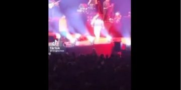 Pamje tronditëse! Po performonte live në Paris, këngëtarit i ndodh e papritura në skenë: Tmerrohet publiku (Video)