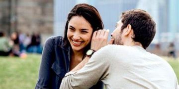 Studimi befasues: Edhe nëse je moshatar me burrin sërish je 4 vite më e vogël!