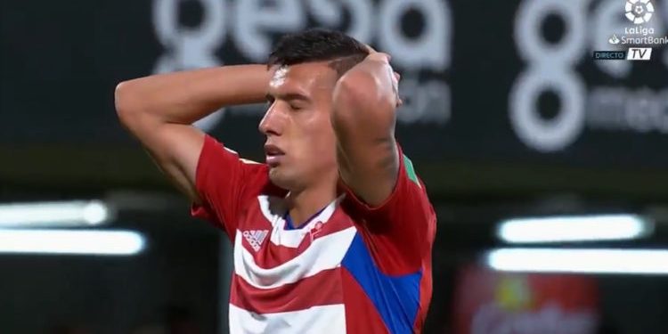 VIDEO/ Uzuni dhe Sadiku humbin raste për të vënë duart në kokë, mbyllet në paqe derbi mes sulmuesëve shqiptarë