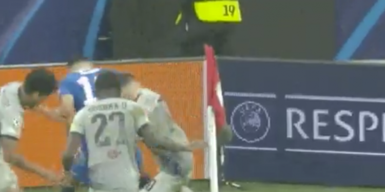 VIDEO/ Tregoi shpirtin luftarak dhe mbajti tre kundërshtarë pas shpinës, Brojën nisin ta krahasojnë me Drogbanë