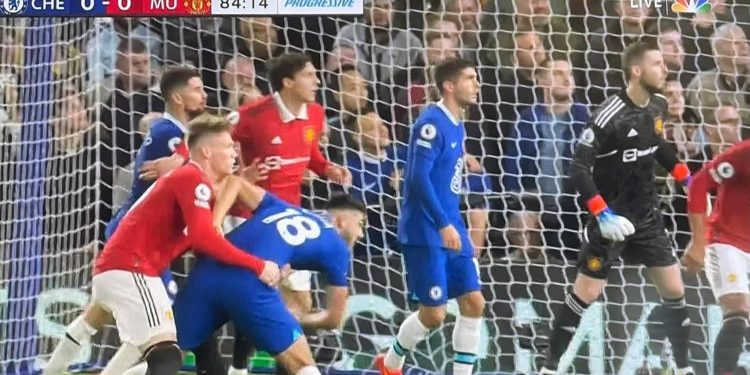 “Optikisht ishte e tmerrshme“! Gary Neville analizon penalltinë e fituar nga Broja: Dukej sikur po e përqafonte