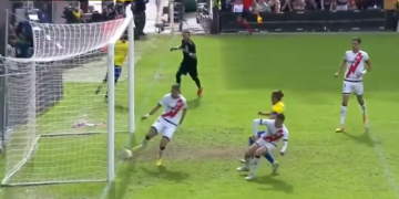 VIDEO/ Rivali kishte mbetur me 9 lojtarë në fushë, Ivan Balliu fut në mënyrë të çuditshme topin në…portën e tij