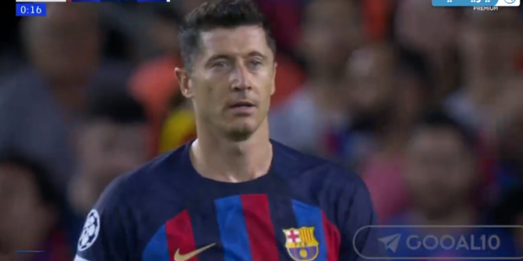 VIDEO/ Lewandowski i pafuqishëm dhe duke e parë arbitrin i dorëzuar! Sot është ditë e vështirë të quhesh tifoz i Barcelonës! Katalanasit nuk reagojnë, Bayern Munich i shkatërron edhe në Camp Nou