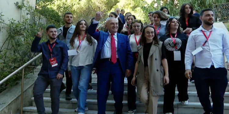 Mbahet konventa e PL-së, asnjë rival edhe formalisht në garën për kryetar: Ilir Meta vetëshpallet kryetar me “pionerët” e Enverit