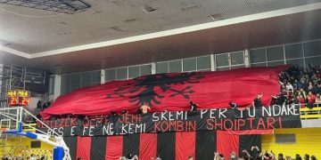 VIDEO/ “Besë e fe kemi kombin”! Nuk vendoset më i Kosovës, tifozët e Gjakovës kthejnë si rregull: Të valvitet vetëm flamuri i Shqipërisë