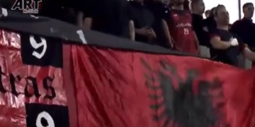 VIDEO/ Tifozët gjakovarë janë aset! Vërshellejnë himnin e Kosovës se nuk e njohin, nisin të këndojnë atë të Shqipërisë