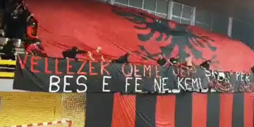 Mbërrin video ku tregohet momenti i këndimit të himnit të Shqipërisë, shihni spektaklin që ofrojnë tifozët e mrekullueshëm të Gjakovës