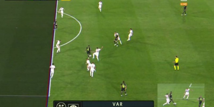 Situata e pazakontë! I anuluan tre gola Realit të Madridit, organizata e arbitrave i kërkon falje: Njëri prej tyre ishte gabimisht…