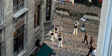 Shpërthimi në Stamboll që tronditi vendin/ Vendosi bombën në mes të rrugës: Ky është momenti i arrestimit të gruas që shkaktoi tragjedinë (Video)