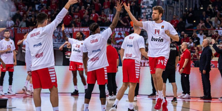 Skandal/ Tifozët grekë mirëpresin skuadrën serbe, hapin banderolën “Kosova është Serbi“