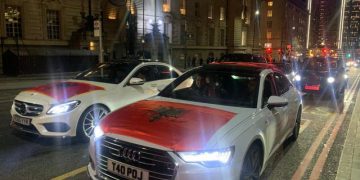 VIDEO/ Me makina luksoze dhe flamuj kuqezi, shqiptarët festojnë 110- vjetorin e Pavarsisë në Londër