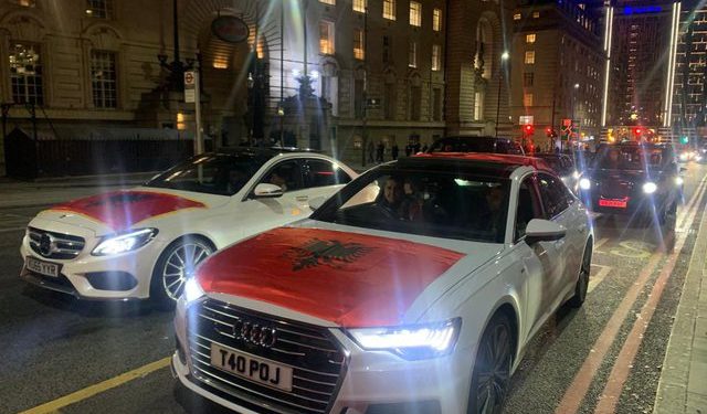 VIDEO/ Me makina luksoze dhe flamuj kuqezi, shqiptarët festojnë 110- vjetorin e Pavarsisë në Londër