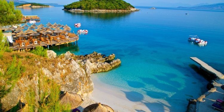 Mediat britanike jehonë Shqipërisë: Maldivet” e Europës, me plazhe të kristalta dhe vila mbi det