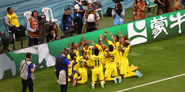 Spektakël në Katar, BTS këndojnë himnin zyrtar por organizatori e nis me humbje