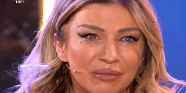 Amaneti i saj…! Mes lotëve, gazetarja kujton motrën e ndjerë: E humba 10 vite më parë, më këputi krahët!