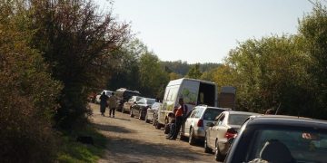 Radhë njerëzish për të takuar një grua, ka fuqi shëruese