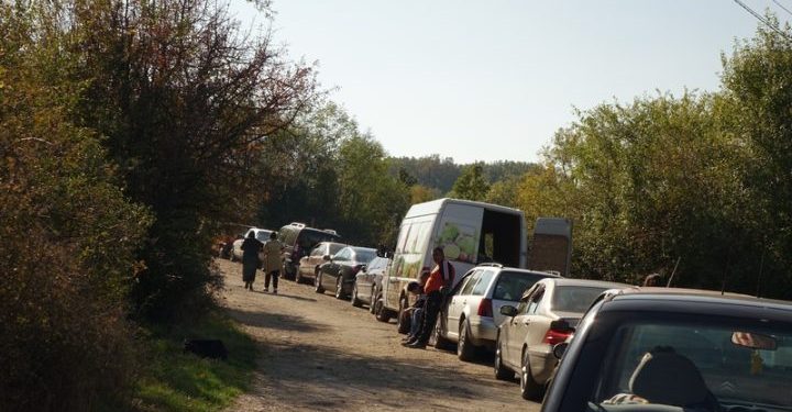 Radhë njerëzish për të takuar një grua, ka fuqi shëruese