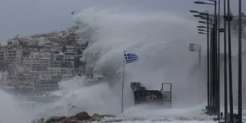 Stuhia “Eva” pushton Greqinë, mbrojtja civile u bën thirrje banorëve të shmangin daljet nga shtëpitë