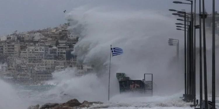 Stuhia “Eva” pushton Greqinë, mbrojtja civile u bën thirrje banorëve të shmangin daljet nga shtëpitë