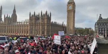 Londra ‘vishet’ kuqezi/ Qindra shqiptarë protestojnë para parlamentit: Nuk jemi kriminelët që thotë qeveria dhe mediat!