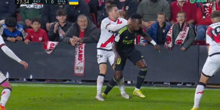 VIDEO/ Rajo befason Realin i shkakton humbjen e parë në La Liga: Tifozët kërkojnë karton të kuq për Ivan Balliun