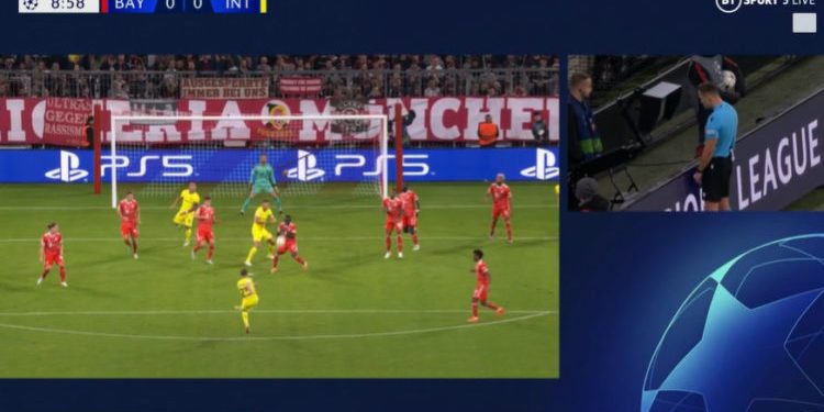 E turpshme/ Sadio Mane luan volejboll, arbitri vjedh Interin dhe jep arsyen e çuditshme: Asgjë, thjesht vuri duart para fytyrës (VIDEO)