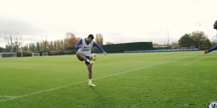 VIDEO/ Prapaskenat e Chelsea-t në stërvitje, blutë e Londrës tregojnë duelin mes Brojës dhe Zakarias