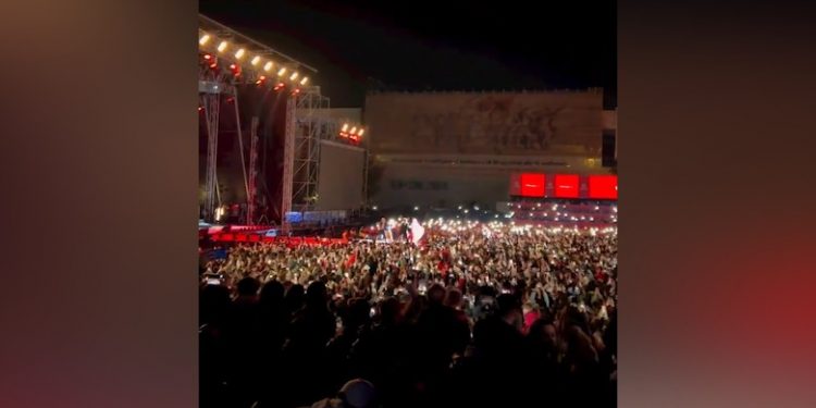 VIDEO/ Sfidohet i ftohti në 110 vjetorin e pavarësisë: Festa kulmon në shesh me koncertin e Dua Lipa! Qytetarët këndojnë në kor ‘kuqezi’ me Elvana Gjatën