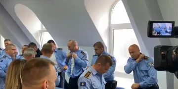Policët mes brohorimash heqin uniformat: Serbët braktisin institucionet e Kosovës!