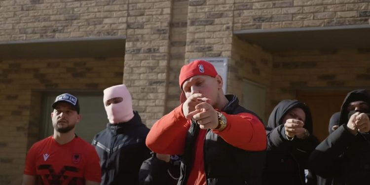 Po “shplani” trurin e shqiptarëve për ardhur në Britani! Mediat britanike shkrim pë reperin Vision