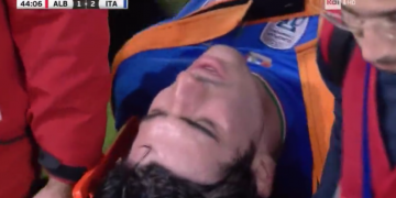 VIDEO/ U detyrua të lërë fushën me barrelë: Tifozët shqiptarë tregojnë “fair play” dhe shoqërojnë Tonalin me duartrokitje