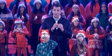 Tirana shndrin! Mijëra qytetarë festojnë në shesh në vigjilje të Krishtlindjeve, Veliaj: Përqafohuni fort, sepse pasuria më e madhe jeni vetë ju