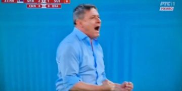 VIDEO/ “Ju q..sha mamatë shqiptare”! Trajneri i Serbisë shau kur  shënuan golin e përmbysjes, por qau kur i’u “çpua” nëna dy herë