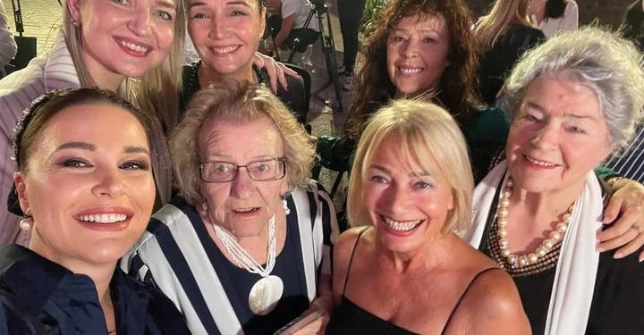 Një foto në komentet e qytetarëve: Të mirat dhe të bukurat artistet tona, që na kanë zbukuruar jetën me filmat dhe rolet e tyre!