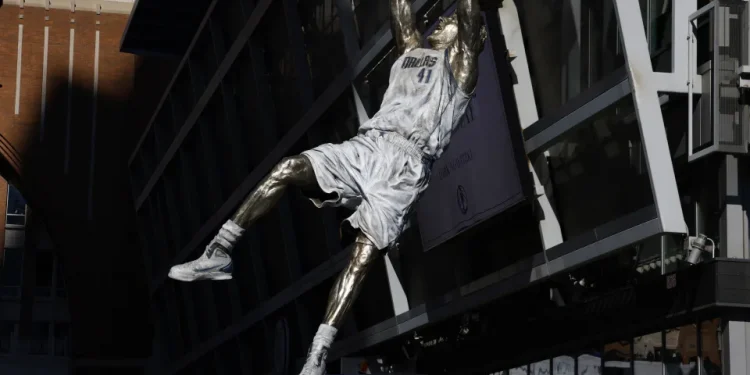 Gjermani më i suksesshëm në NBA nderohet maksimalisht, statujë madhështore në Amerikë