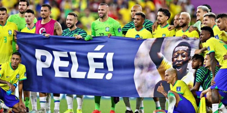 Moment prekës! Pele në spital, por e ndoqi ndeshjen: Lojtarët e Brazilit ia dedikojnë fitoren legjendës së futbollit