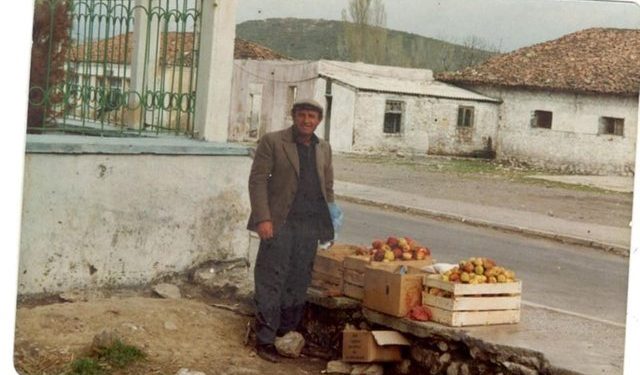FOTO LAJM/ Gjyqtari që u shkarkua nga vetingu alias “shurringu”, për babain “pasanik” që shet mollë e qepë në rrugë
