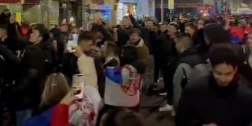 VIDEO/ Serbëve nuk u del e keqja akoma sikur i ka mundur Shqipëria, shajnë në kor në rrugët e Vjenës