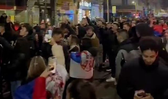 VIDEO/ Serbëve nuk u del e keqja akoma sikur i ka mundur Shqipëria, shajnë në kor në rrugët e Vjenës