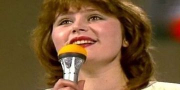 Nostalgji për një ndër ikonat e skenës në vitet ’90! Ja si duket sot këngëtarja, kaq vite pas largimit nga Shqipëria