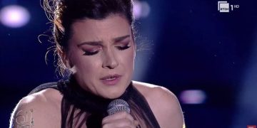E heshtur para performancës: Elsa Lila rrënqeth me dedikim prekës për të bijën në Festivalin e Këngës