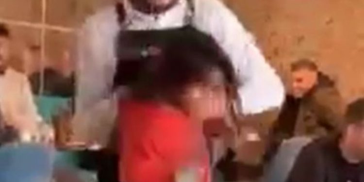 VIDEOSKANDAL/ Po kërkonte lëmoshë në tavolinën e ministrit të Albinit: Vogëlushja nxirret me dhunë nga kamarieri i lokalit