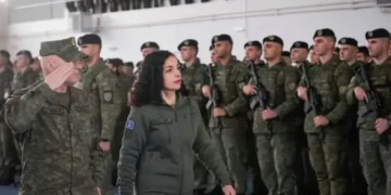 Një kopje e Zelenskyt, Vjosa Osmani sqaron arsyen pse u shfaq me veshje ushtarake para mediave në veri