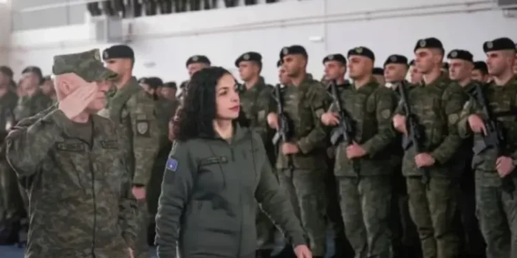 Një kopje e Zelenskyt, Vjosa Osmani sqaron arsyen pse u shfaq me veshje ushtarake para mediave në veri