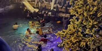 VIDEO/ Shembet restoranti te ‘rruga e Shqiptarëve’ në Stamboll, klientët përfundojnë në det