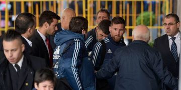 Fansi i vogël shpërthen në lot para hotelit, Mesi del kundër truprojave për ta takuar (Video)