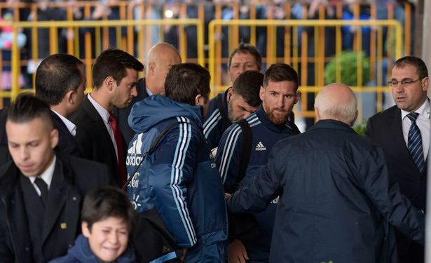 Fansi i vogël shpërthen në lot para hotelit, Mesi del kundër truprojave për ta takuar (Video)