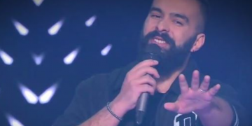 VIDEO/ Deklaron se është shqiptarë dhe komunikon vetëm anglisht: Katër anëtarët e jurisë me vlerësime befasuese për shqiptarin që i mahniti në “The Voice of Grecce”!