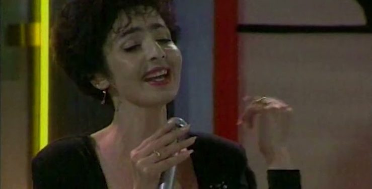 “Pse ika në kulmin e karrierës”?! Bëhet “e gjallë” këngëtarja shqiptare e viteve ’90: Ja si duket sot!