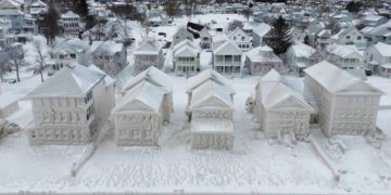 Stuhia e dëborës në SHBA mbulon shtëpitë në akull (Foto)